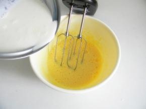 加入牛奶，牛奶小心的一点点倒入蛋黄盆中，注意要一边倒一边不停搅拌