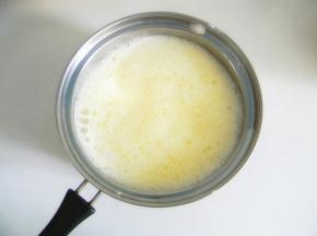 将混合好的牛奶溶液过滤重新倒回奶锅中