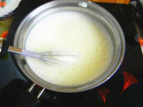 用中火加热，一边加热，一边用搅拌器快速搅拌，避免产生结块