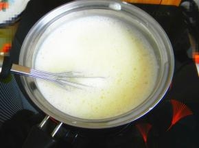 用中火加热，一边加热，一边用搅拌器快速搅拌，避免产生结块