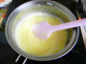 当蛋糊加热到开始有一点变浓稠时，将火调弱一些，改用橡皮刮刀，能吧锅壁的奶糊刮干净