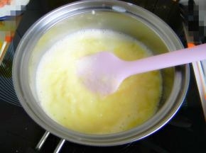 当蛋糊加热到开始有一点变浓稠时，将火调弱一些，改用橡皮刮刀，能吧锅壁的奶糊刮干净