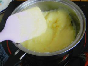 等到变得更浓稠时，再度将火调弱，加快搅拌速度，再加热1分钟左右，等面糊变得有点干时，即可关火