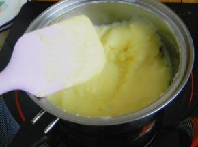 等到变得更浓稠时，再度将火调弱，加快搅拌速度，再加热1分钟左右，等面糊变得有点干时，即可关火