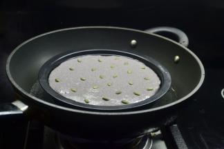 表面撒一些的烤葵花籽，然后放入蒸锅，35分钟左右，过火焖片刻取出