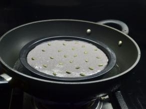 表面撒一些的烤葵花籽，然后放入蒸锅，35分钟左右，过火焖片刻取出