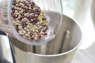 将粗粮都一一称好放入料理机内