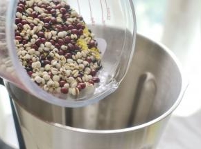 将粗粮都一一称好放入料理机内