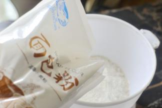 根据比例加入面粉