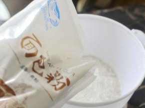 根据比例加入面粉