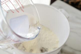 加入适量的水、