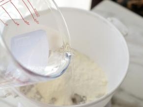 加入适量的水、