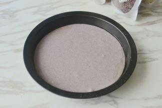 倒入抹油的模具盘中静置半个小时