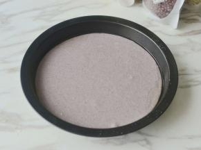 倒入抹油的模具盘中静置半个小时