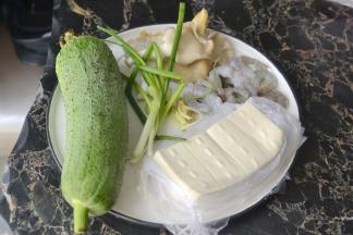 材料汇总：丝瓜一根 嫩豆腐2块 活虾8只 菌菇2朵（不用也可以） 姜葱适量 调料：盐 胡椒粉