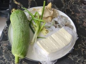 材料汇总：丝瓜一根 嫩豆腐2块 活虾8只 菌菇2朵（不用也可以） 姜葱适量 调料：盐 胡椒粉