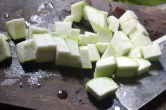 将丝瓜去皮切滚刀