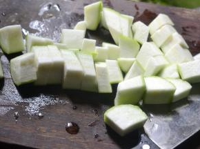 将丝瓜去皮切滚刀