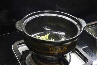 煲放少许油爆香葱姜末