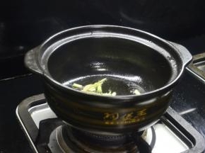 煲放少许油爆香葱姜末