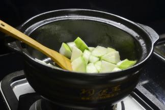 加入丝瓜和菌菇翻炒片刻