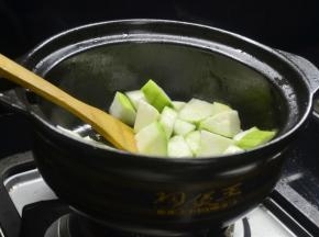 加入丝瓜和菌菇翻炒片刻