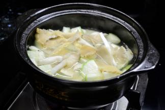 加入豆腐菌菇和适量的水烧开，转中火煲几分钟