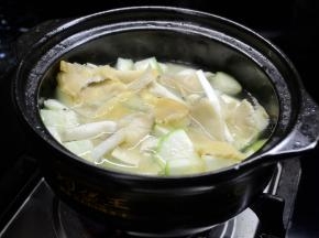 加入豆腐菌菇和适量的水烧开，转中火煲几分钟