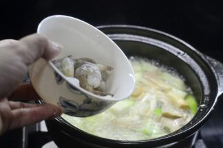 然后将腌制好的虾仁倒入（虾仁用盐抓拿洗净即可）