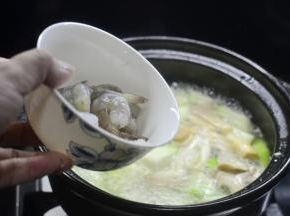 然后将腌制好的虾仁倒入（虾仁用盐抓拿洗净即可）