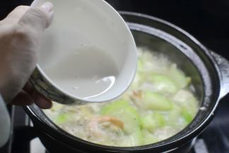 最后淋少许的水淀粉，放入调料即可 水淀粉不用太多哈，做个薄芡就好，就像大家去外卖吃的羹的那样