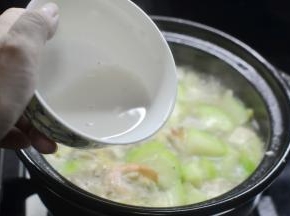 最后淋少许的水淀粉，放入调料即可 水淀粉不用太多哈，做个薄芡就好，就像大家去外卖吃的羹的那样