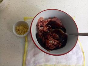 把酱料和生姜放入肉片中搅拌均匀。腌制5个小时。