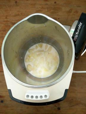 放入豆浆机中，加入纯牛奶。