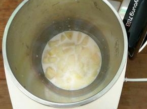 放入豆浆机中，加入纯牛奶。