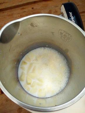 加入蜂蜜、清水至低位线。