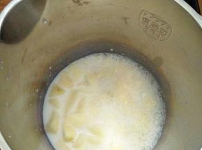 加入蜂蜜、清水至低位线。