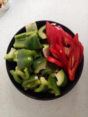 把灯笼椒切中块，