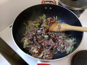 葱炒软以后加入肉片炒到8-9分熟。起锅。