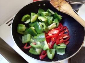 再热油，放入灯笼椒和红辣椒炒7分熟。再下肉片，炒熟就可以出锅咯。