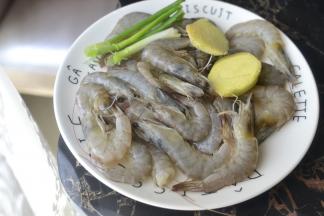 材料:虾 姜片 葱段