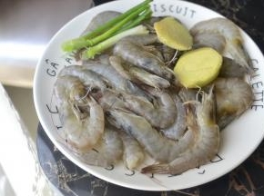 材料:虾 姜片 葱段
