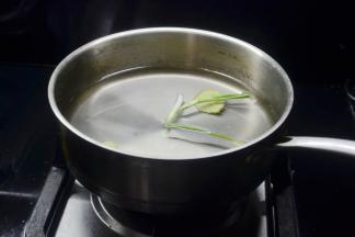 将姜片和葱段放入锅内加入适量的水和料酒