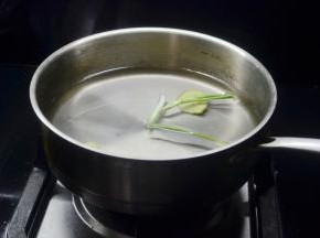 将姜片和葱段放入锅内加入适量的水和料酒