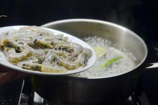 烧开后将洗净的虾倒入