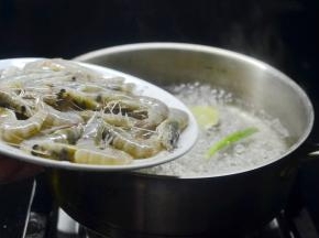 烧开后将洗净的虾倒入