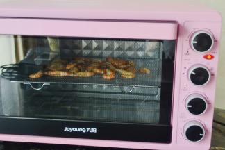 沥干放入烤箱，200度35分钟左右，酥脆的虾干就烤好了