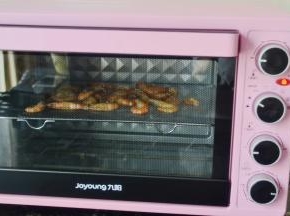 沥干放入烤箱，200度35分钟左右，酥脆的虾干就烤好了