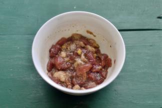 将肉丝用少许的生抽、鸡精、糖、黑胡椒粉、香油和淀粉抓匀腌制20分钟左右