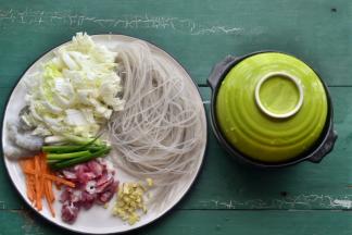 虾仁肉丝薯粉煲 材料：红薯粉丝一把（事先泡软） 白菜适量切丝 肉切细丝，胡萝卜丝少许 姜末少许 葱段少许